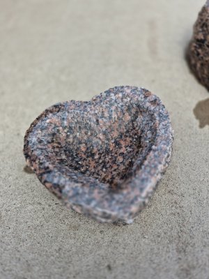 Fågelbad Hjärta Röd Granit 18xH6cm