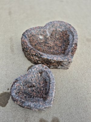 Fågelbad Hjärta Röd Granit 28xH9cm