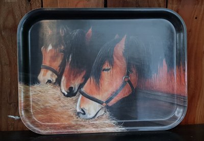 Bricka Lugn och Ro i stallet 27x20cm