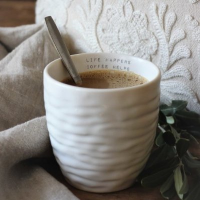 Mugg Life Happens Coffee Helps Vit 9x9cm