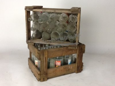 Trälåda med glasflaskor 40x28x25cm